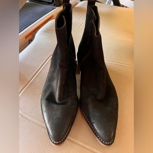 Ankle boots western style